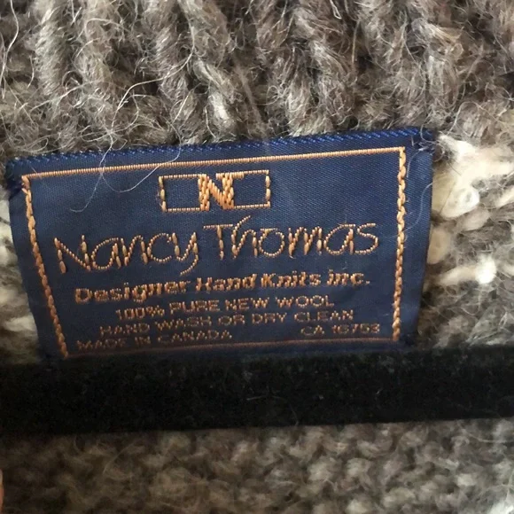 Hand knit wool cottage core sweater with lambs - Picture 3 of 3